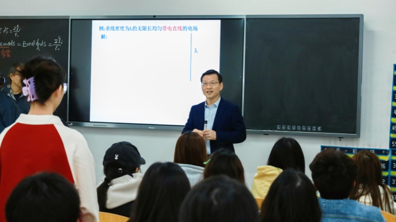 张东辉院士走进课堂与学生进行交流。 张东辉院士走进课堂与学生进行交流。